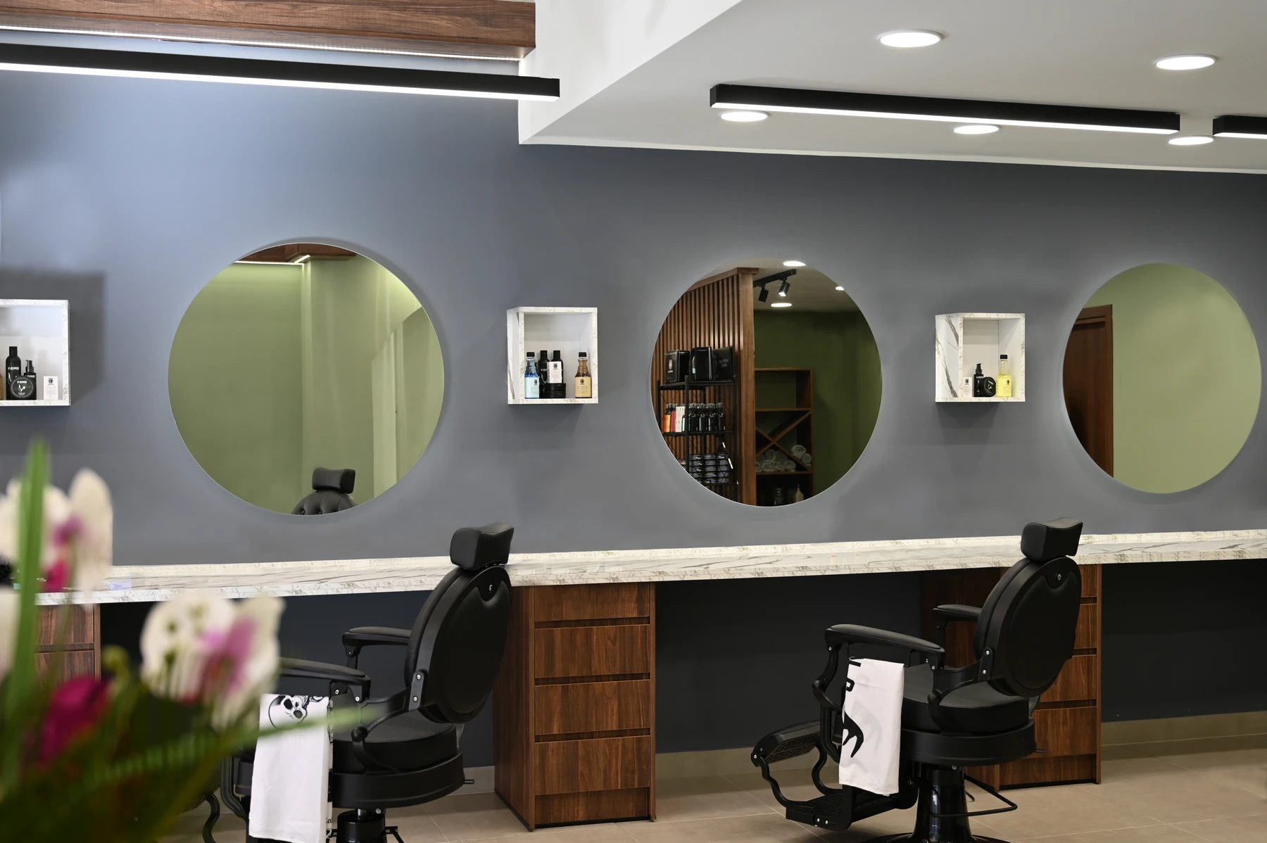 Johnny's Barbershop - Image 4